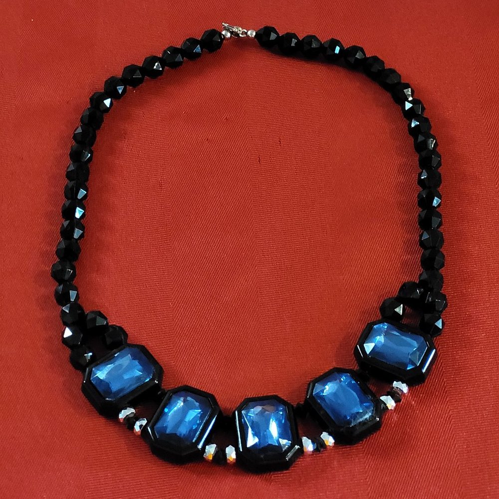 GENTLY USED, VINTAGE, COSTUME JEWELRY NECKLACE!!!
